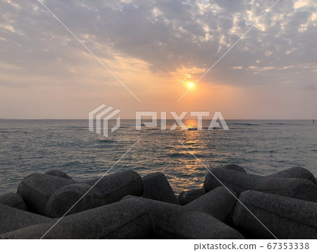 在沖繩海灘上的日落 67353338