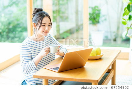 在客廳裡扮演個人電腦的年輕女士 在客廳裡扮演個人電腦的年輕女士 67354502