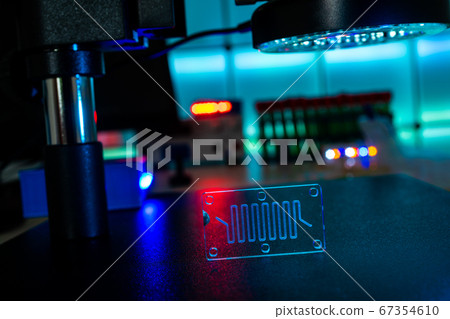 Microscope, petri dishes and pipette stand b Microscope, petri dishes and pipette stand b 67354610