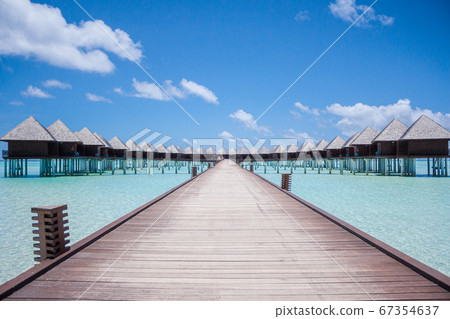 通往馬爾代夫熱帶度假勝地水上小屋的路 通往馬爾代夫熱帶度假勝地水上小屋的路 67354637