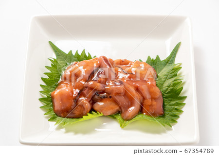 在大葉子（青森野葉子）上，魷魚被醃製了。 （白色背景） 67354789