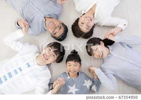 3rd generation image Family lying down and holding hands Family parent and child star-shaped 67354950