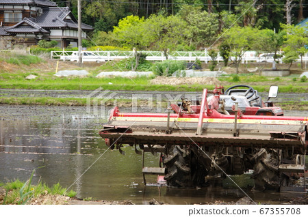 用拖拉機刮稻田 67355708