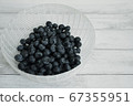 一堆新鮮採摘的藍莓 67355951