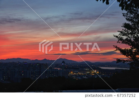 由太陽光和大氣產生的紅光 由太陽光和大氣產生的紅光 67357252