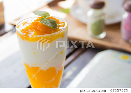 芒果凍糕搭配酸奶 67357975