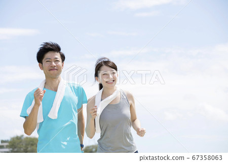 Image of a couple jogging and marathon running under the blue sky 67358063