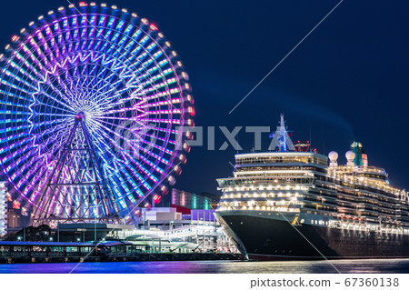 摩天輪和豪華班輪的夜景 摩天輪和豪華班輪的夜景 67360138
