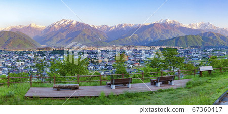大町市和旭在長野縣大町市大町山博物館沐浴了北阿爾卑斯山 67360417