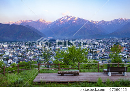 大町市和旭在長野縣大町市大町山博物館沐浴了北阿爾卑斯山 67360423