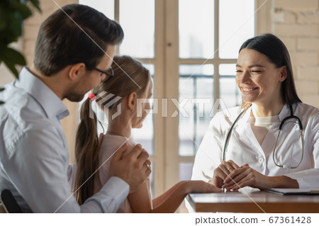 Smiling female pediatrician consulting preschool girl at meeting in clinic 67361428
