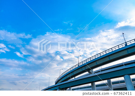藍天，白雲和高架橋 67362411