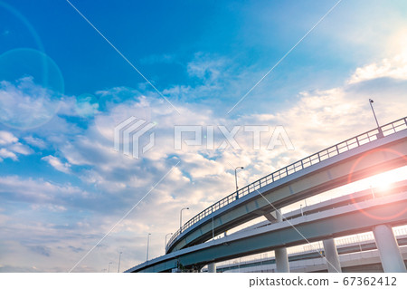 藍天，白雲和高架橋 67362412