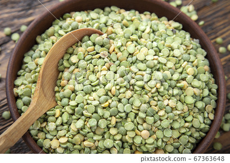 dry green peas in a plate 67363648