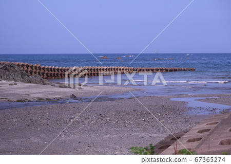 Ebb tide beach (gravel) Ebb tide beach (gravel) 67365274