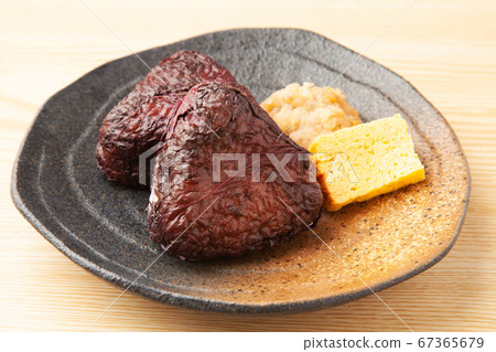 飯糰包裹著紅色的紫蘇 飯糰包裹著紅色的紫蘇 67365679