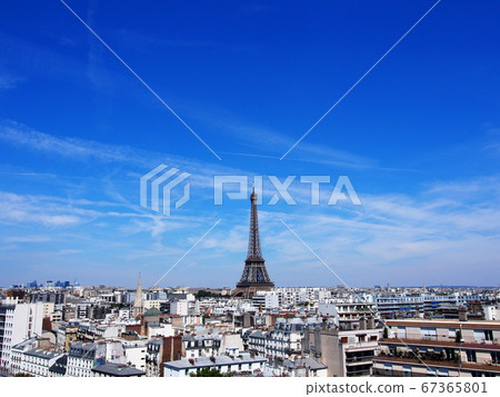 Paris cityscape with beautiful Eiffel Tower in the clear sky 67365801