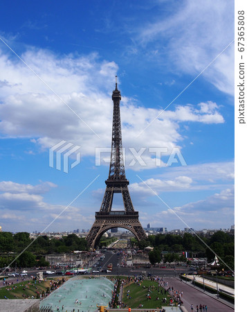 A direct view of the Eiffel Tower, a tourist attraction in Paris where many people gather every day 67365808