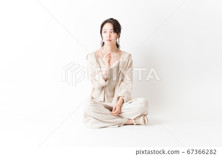 坐下來的婦女佩帶放鬆穿戴 67366282