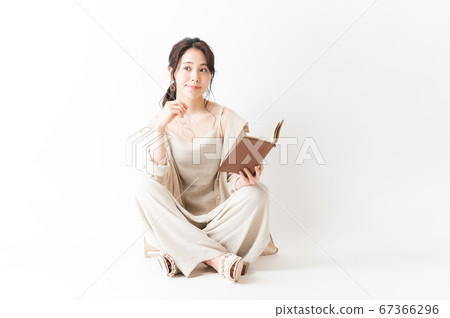 女人在放鬆磨損與筆記本 67366296