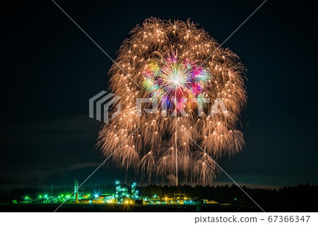 Four shakudama of the Katakai Festival seen through the factory 1 67366347