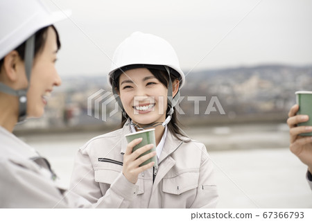 頭盔的女工程師 67366793