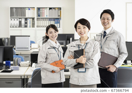 上班族穿著工作服 67366794
