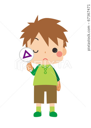 小男孩抱著一個三角形的標記 小男孩抱著一個三角形的標記 67367471