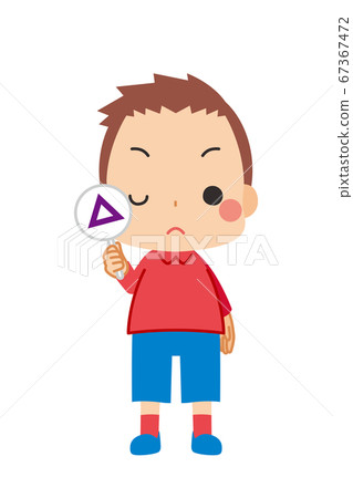 小男孩抱著一個三角形的標記 67367472