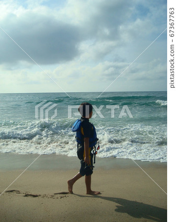 一個男孩在京丹後市日本橋海岸看海 一個男孩在京丹後市日本橋海岸看海 67367763
