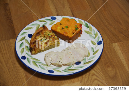 Assorted quiche, cake and salad chicken Assorted quiche, cake and salad chicken 67368859