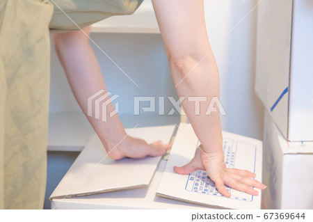 按住移動紙板的形象 按住移動紙板的形象 67369644