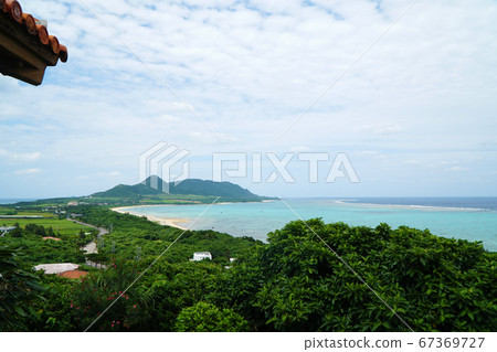 紅瓦和藍色的大海 67369727