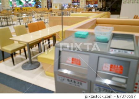 自我克制期間的美食廣場與新的電暈 自我克制期間的美食廣場與新的電暈 67370587