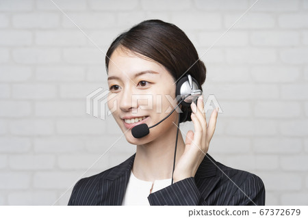 操作員戴著耳機 操作員戴著耳機 67372679