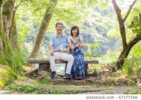 初夏，一對情侶在三岳谷海濱長廊享受多摩河 67375566