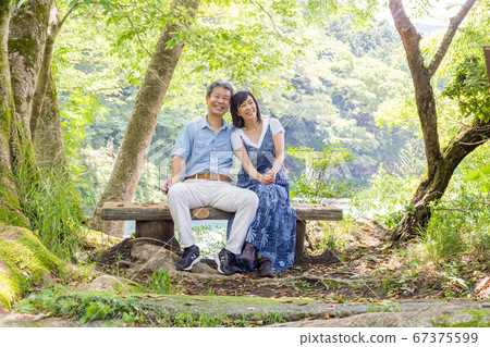 初夏，一對情侶在三岳谷海濱長廊享受多摩河 67375599