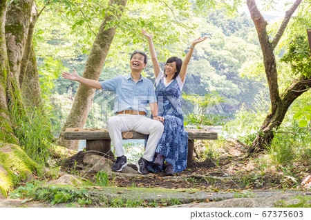 初夏，一對情侶在三岳谷海濱長廊享受多摩河 67375603