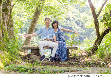 初夏，一對情侶在三岳谷海濱長廊享受多摩河 67375606