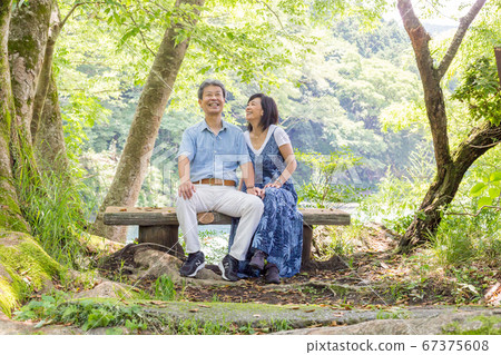 初夏，一對情侶在三岳谷海濱長廊享受多摩河 67375608