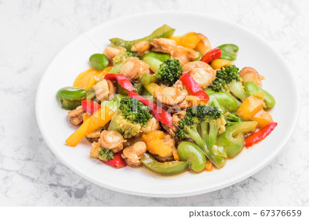Stir-fried scallops and vegetables in oyster sauce 67376659