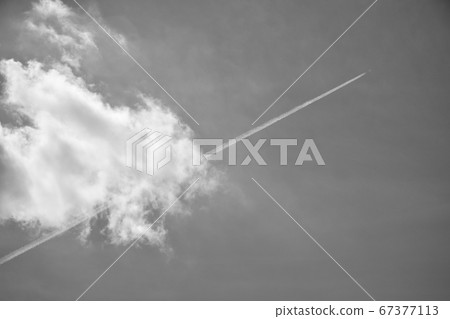 穿透浮雲的凝結尾跡 67377113