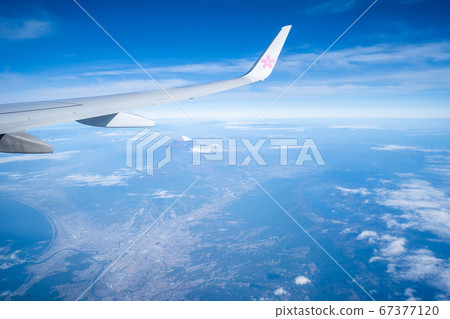 從一架客機的窗戶看富士山的冬天 67377120