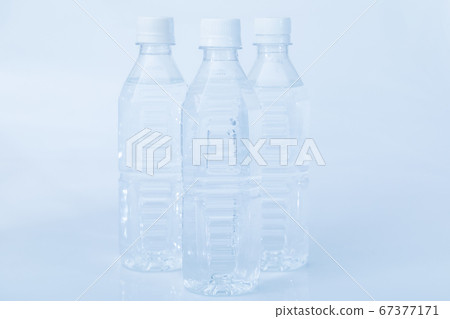 3個塑料瓶裝水 3個塑料瓶裝水 67377171