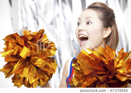 啦啦隊長微笑著歡呼 啦啦隊長微笑著歡呼 67378936