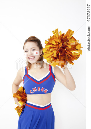 啦啦隊長微笑著歡呼 67378967