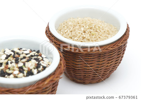 Milled rice and brown rice in two wicker bowls 67379361