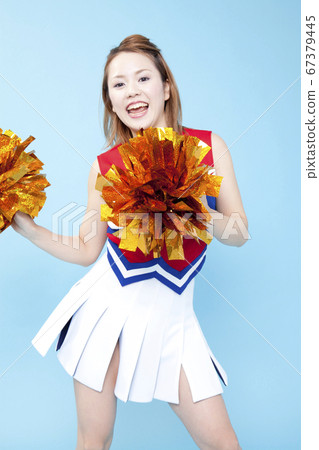 啦啦隊長微笑著歡呼 67379445