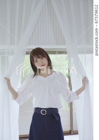 打開窗簾的年輕女子 打開窗簾的年輕女子 67379612