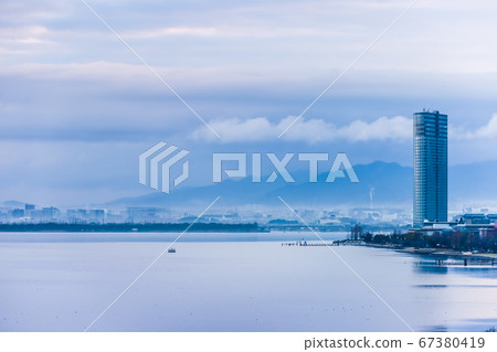 Lake Biwa scenery that hangs in the morning 67380419